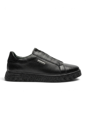 Sporline Pierre Cardin siyah erkek sneaker, deri dış yüzey ve kalın dokulu taban detaylı şık günlük ayakkabı.