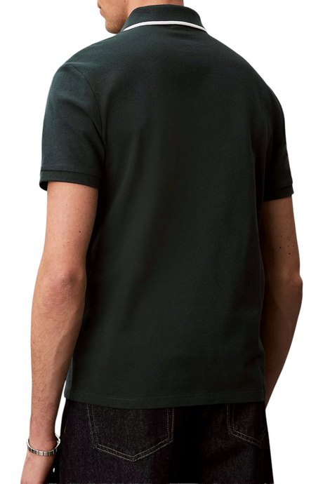 Sporline Calvin Klein erkek yeşil polo yaka tişört, %100 pamuklu kumaş, regular kesim, arkadan görünüm.
