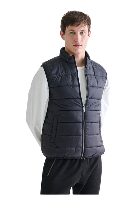 Sporline LC Waikiki siyah erkek şişme yelek, %100 polyester, dik yakalı ve fermuarlı tasarım
