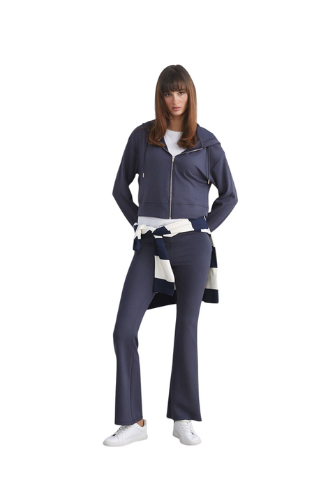 Sporline LC Waikiki koyu lacivert fermuarlı loose kesim pamuklu kadın hırka giyen model