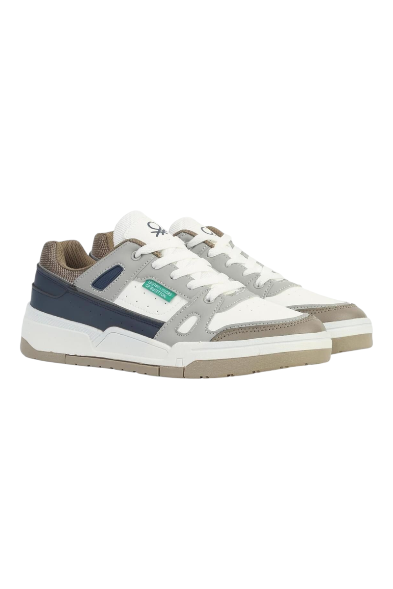 Sporline Benetton beyaz suni deri erkek sneaker, yan kısımlarında lacivert ve gri detaylar ile kauçuk tabanlı tasarım.