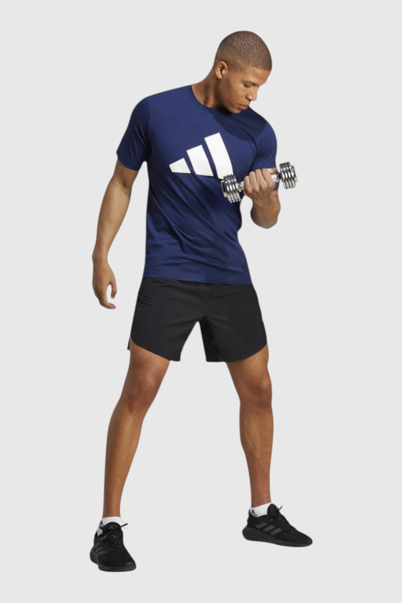 Sporline adidas Tr-es Frlogo unisex koyu mavi beyaz logolu tekstil spor tişörtü giyen erkek model