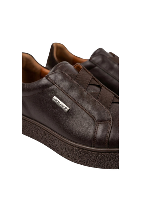 Sporline Pierre Cardin kahverengi deri erkek sneaker, yan kısmında metal logo detayı ve dokulu taban yapısı ile.