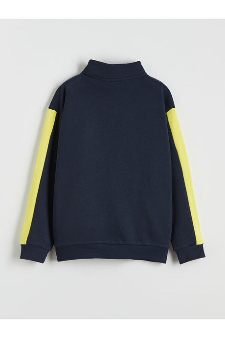 Sporline LC Waikiki koyu lacivert renkli, kolları sarı şeritli, dik yakalı erkek çocuk sweatshirt arka görünümü
