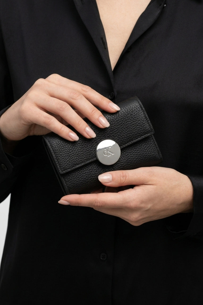 Calvin Klein Kadın ROUND HW PEBBLE TRIFOLD LV04F1225G - Siyah