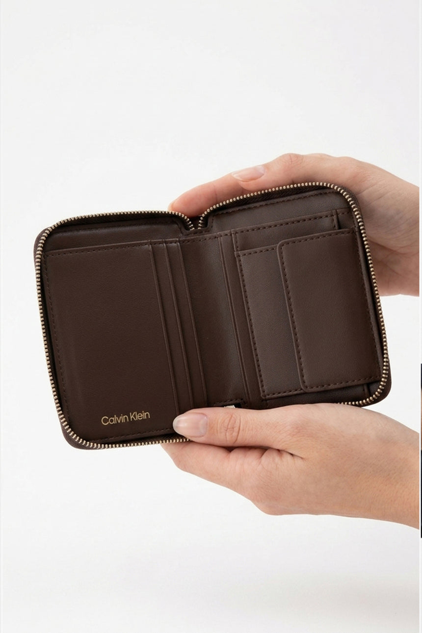 Calvin Klein Kadın EMBLEM AOP SQUARE ZIP AROUND LV04F1089G - Kahverengi