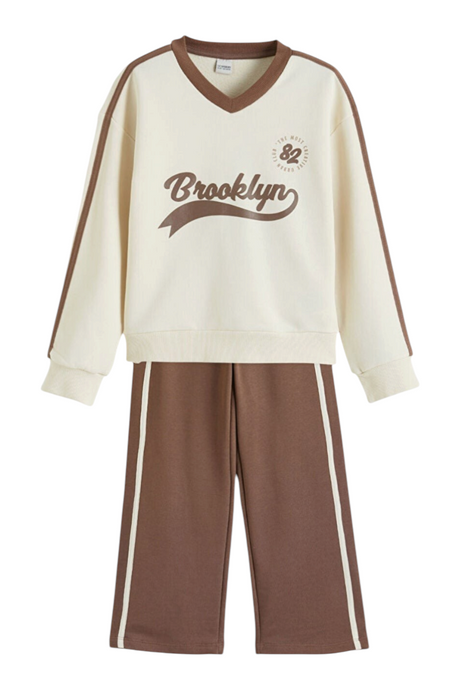 Sporline LC Waikiki ekru ve kahverengi renkli, Brooklyn baskılı kız çocuk eşofman takımı