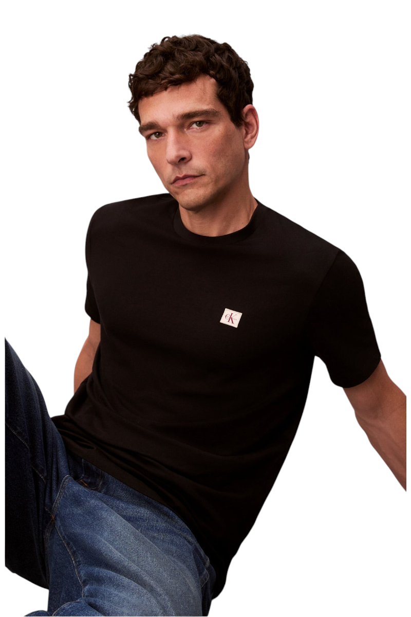 Sporline Calvin Klein siyah %100 pamuklu, comfort kesim erkek tişört giyen model