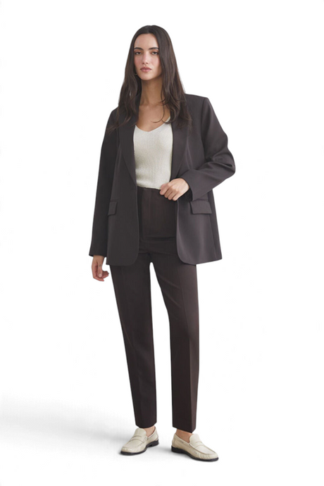 Sporline LC Waikiki koyu kahverengi viskon karışımlı kadın pantolon, blazer ceket ve krem loafer ile kombinlenmiş