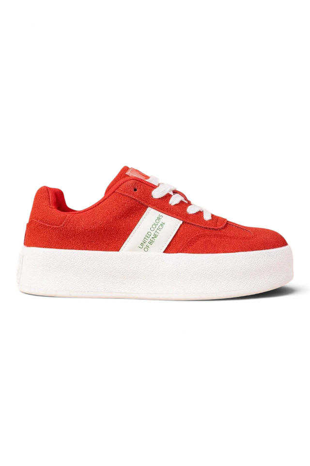 Sporline Benetton kırmızı suni deri kadın sneaker, kalın beyaz tabanlı ve bağcıklı günlük spor ayakkabı modeli.