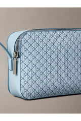 Calvin Klein Kadın EMBLEM AOP ELONGATED CAMERA BAG LV04F3268G - Mavi
