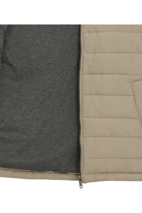 Sporline LC Waikiki ekru renkli, polyester dolgulu erkek yelek detayı ve fermuar yapısı