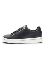 Sporline Guess siyah poliüretan kadın sneaker, yan yüzeyinde kabartmalı logo desenleri ve altın rengi detaylar içerir.