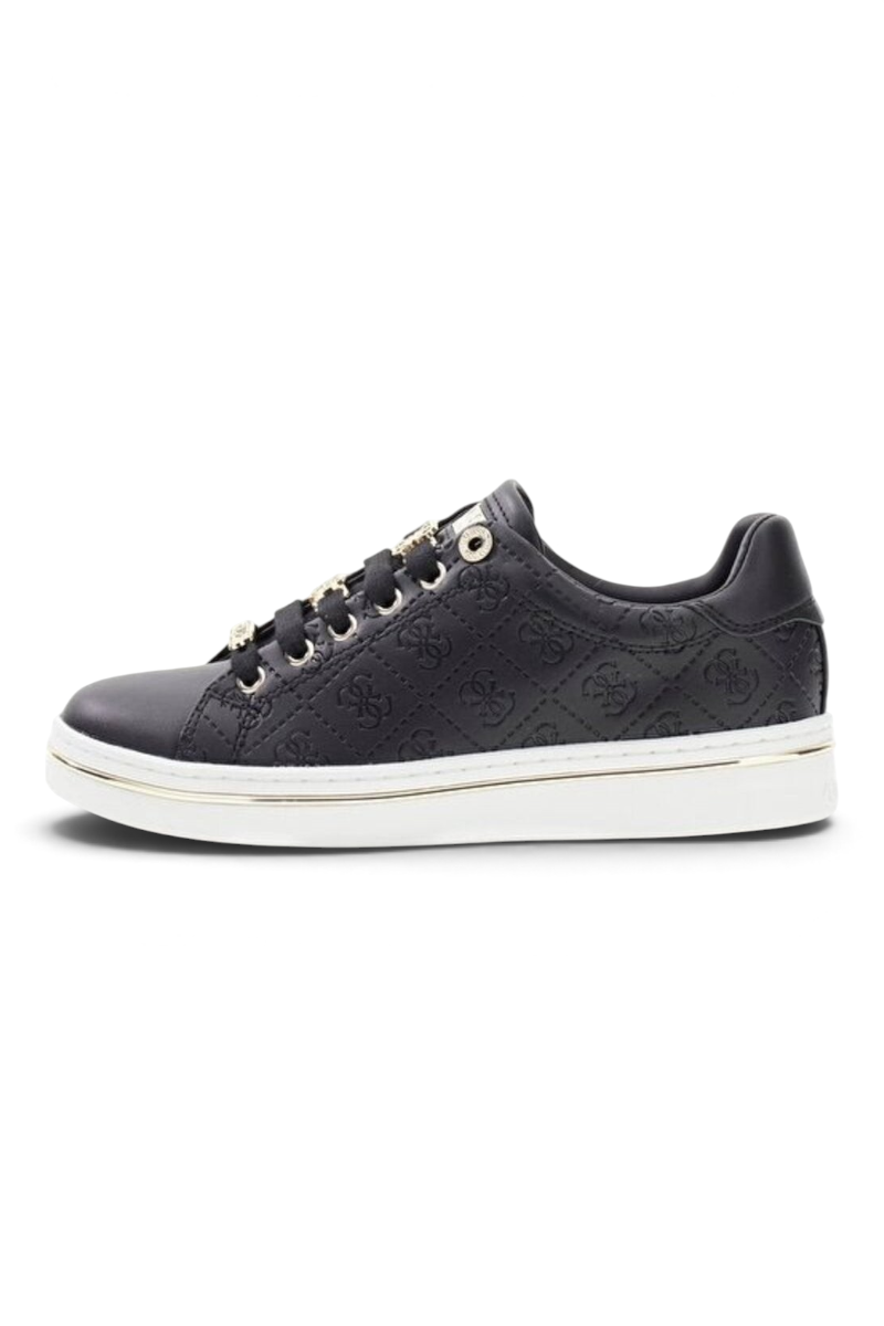 Sporline Guess siyah poliüretan kadın sneaker, yan yüzeyinde kabartmalı logo desenleri ve altın rengi detaylar içerir.