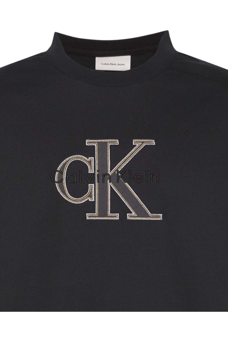 Sporline Calvin Klein siyah regular kesim erkek tişört, ön kısmında işlemeli CK logo detayı ile
