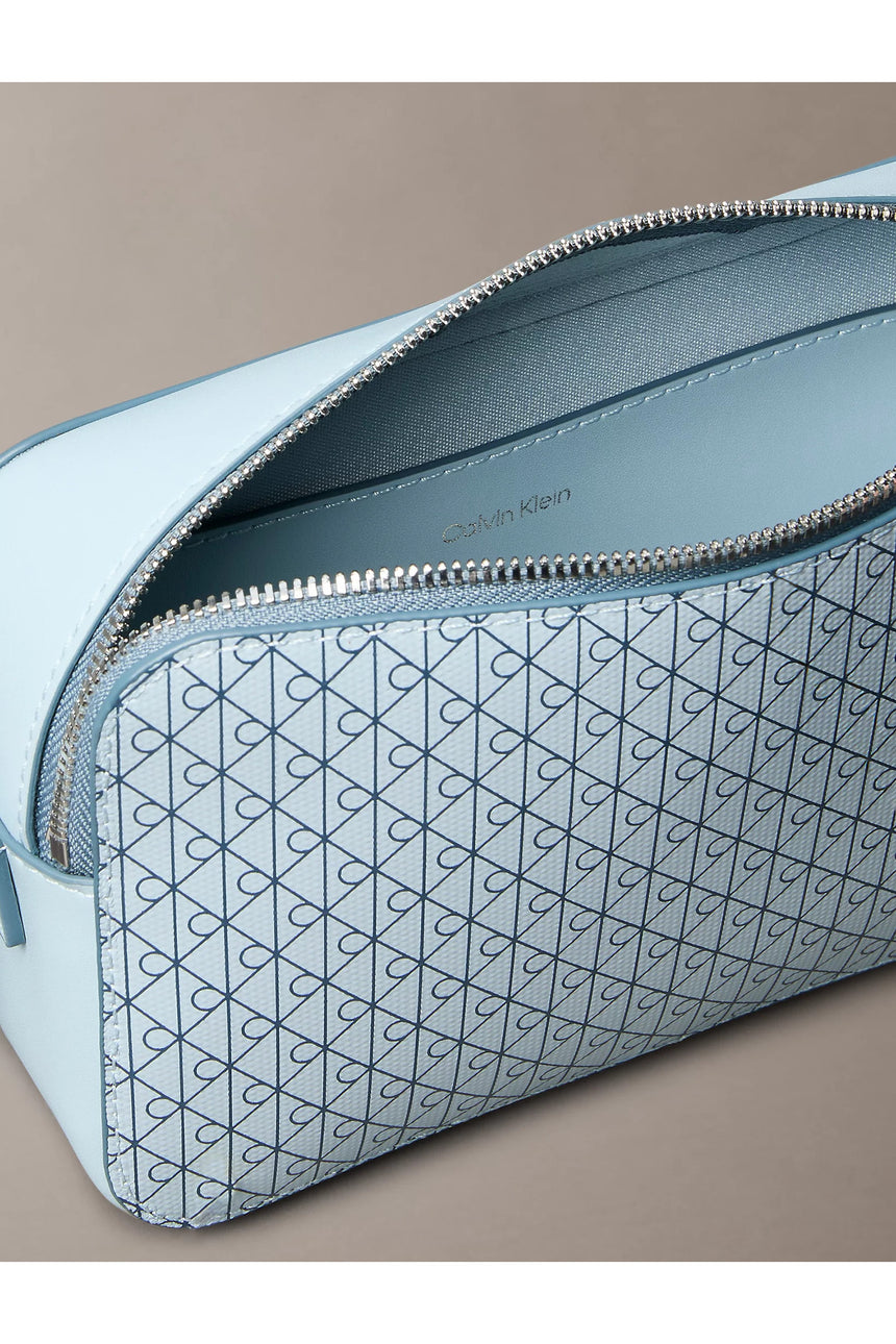 Calvin Klein Kadın EMBLEM AOP ELONGATED CAMERA BAG LV04F3268G - Mavi