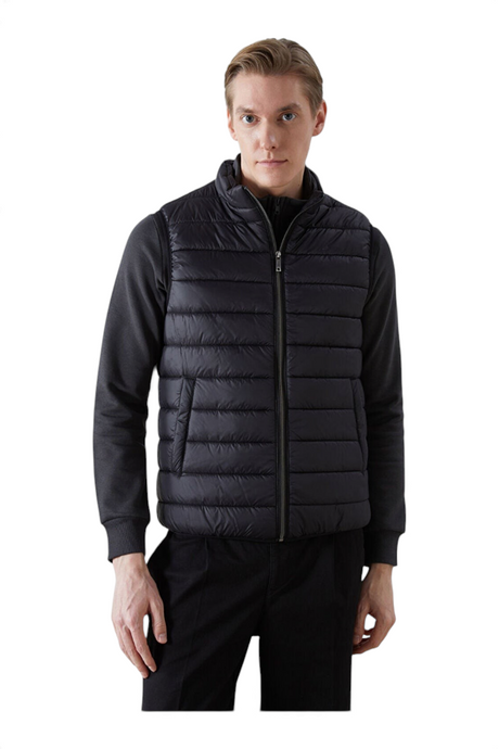 Sporline LC Waikiki siyah renkli, fermuarlı, dik yakalı ve polyester dolgulu erkek şişme yelek modeli