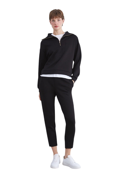 Sporline LC Waikiki siyah fermuarlı loose kesim kadın sweatshirt ve siyah pantolon kombini