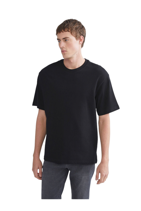 Sporline LC Waikiki erkek siyah kısa kollu %100 pamuklu regular kesim t-shirt giyen model
