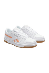 Sporline Reebok Match Prime V2 kadın beyaz suni deri sneaker, yan kısımlarında şeftali rengi detaylar ve kauçuk taban.