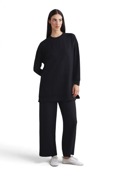 Sporline LC Waikiki siyah kadın pantolon ve uyumlu sweatshirt giyen model, günlük şık kombin