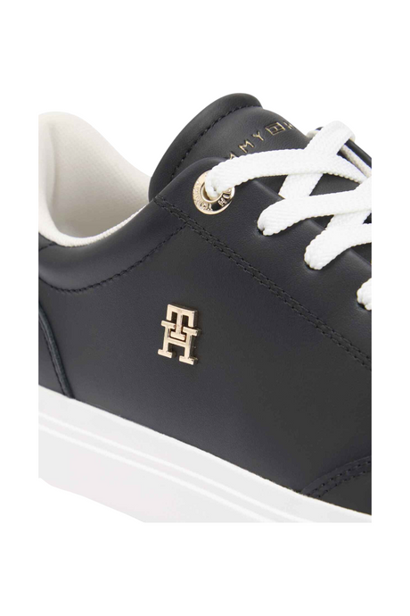 Sporline Tommy Hilfiger siyah deri kadın sneaker, yan kısımda altın renkli TH logo detayı ve beyaz bağcıklar
