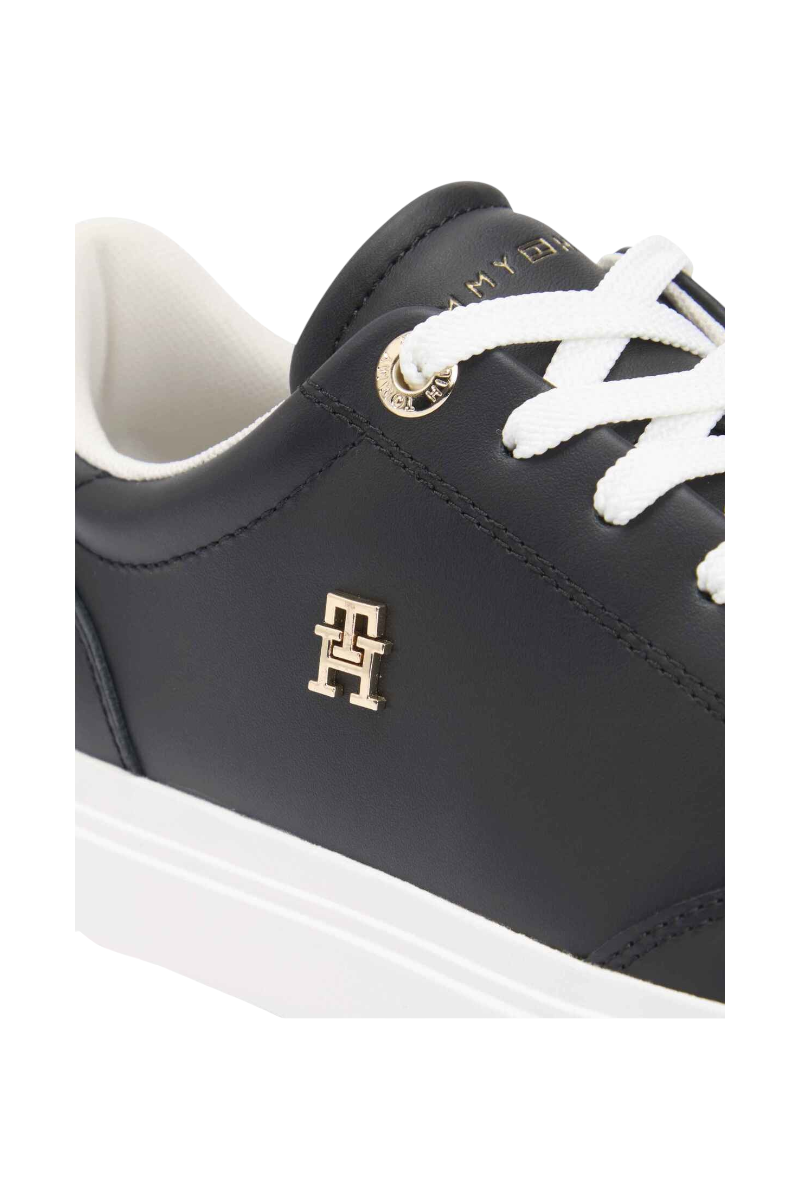 Sporline Tommy Hilfiger siyah deri kadın sneaker, yan kısımda altın renkli TH logo detayı ve beyaz bağcıklar