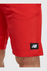Sporline New Balance kırmızı fileli antrenman şortu, sol bacakta beyaz NB logolu siyah etiket detayı ile