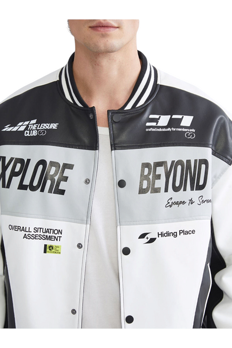 Sporline LC Waikiki erkek parlak beyaz polyester kolej ceket, siyah detaylı ve baskılı loose kesim tasarım