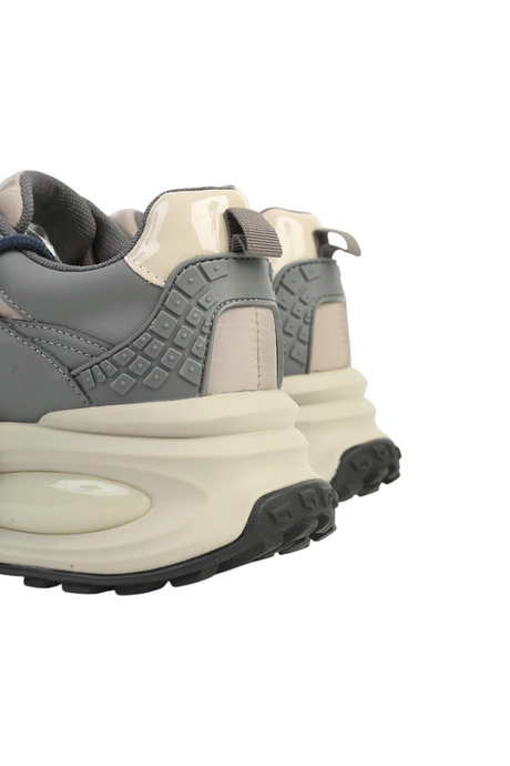 Sporline Benetton füme renkli, suni deri detaylı kadın sneaker ayakkabı topuk görünümü