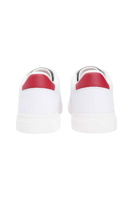 Sporline Tommy Hilfiger kadın sneaker, beyaz deri yüzeyli ve kırmızı topuk detaylı arka görünüm.