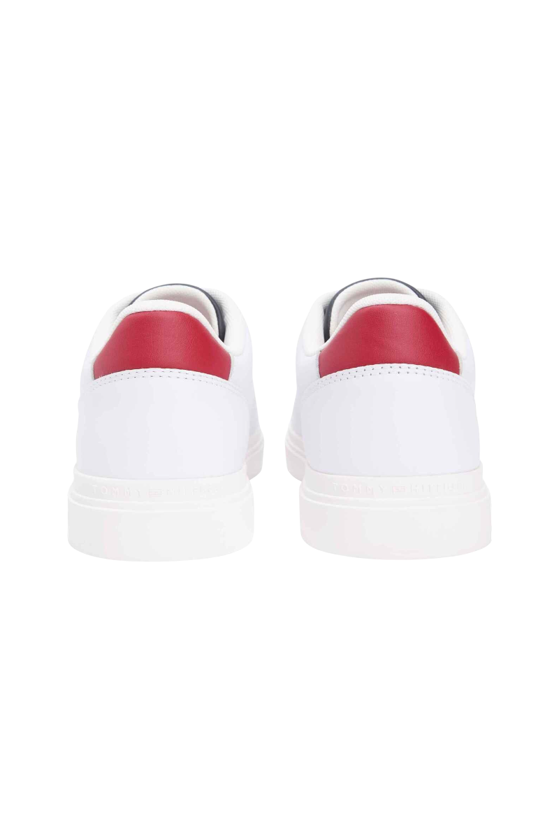 Sporline Tommy Hilfiger kadın sneaker, beyaz deri yüzeyli ve kırmızı topuk detaylı arka görünüm.
