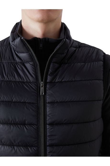Sporline LC Waikiki siyah renkli, fermuarlı, polyester dolgulu erkek şişme yelek modeli