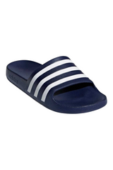 Sporline adidas Adilette Aqua unisex koyu mavi suni deri terlik, üzerinde ikonik üç beyaz bant detayı ile.