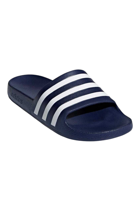 Sporline adidas Adilette Aqua unisex koyu mavi suni deri terlik, üzerinde ikonik üç beyaz bant detayı ile.