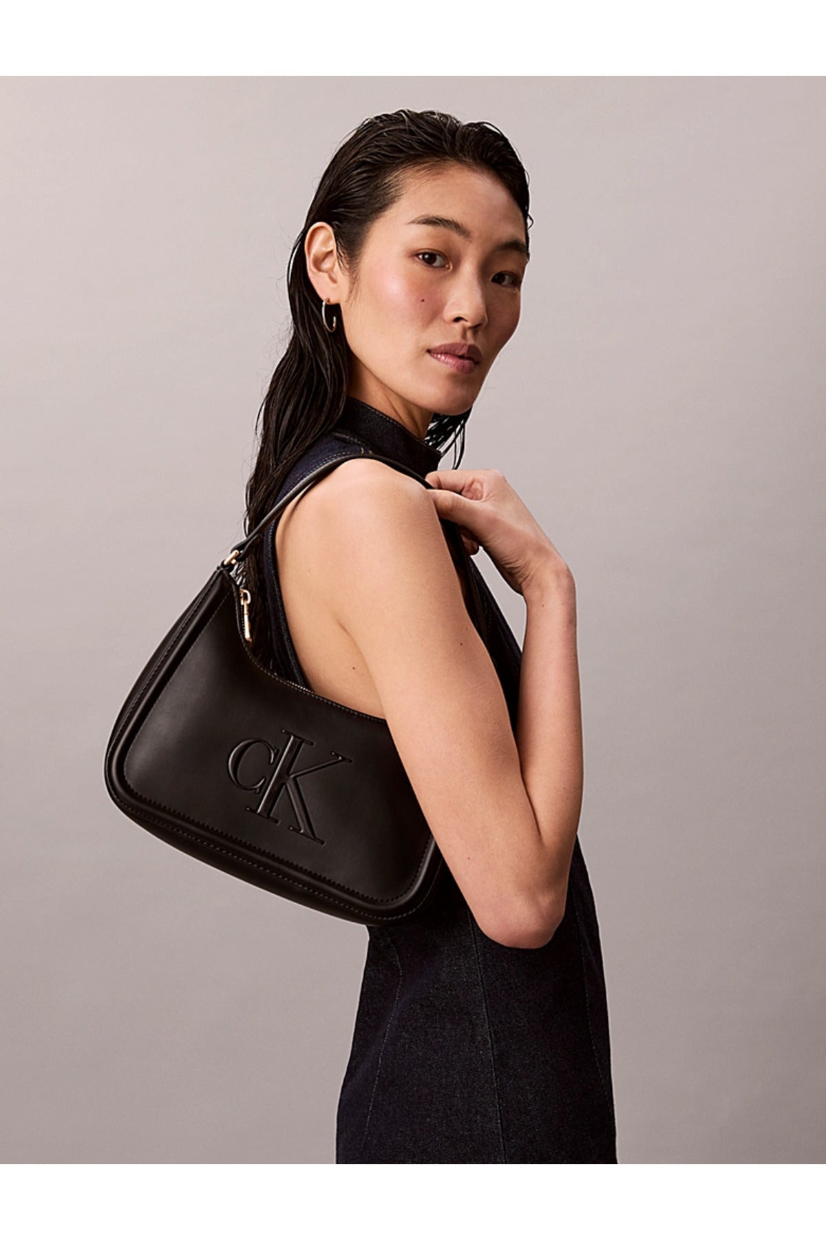 Calvin Klein Bold CK Small Shoulder Bag Kadın Omuz Çantası LV04F3230G - Siyah