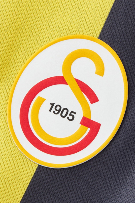 Sporline Puma Galatasaray 1998 çocuk retro forma üzerinde sarı ve füme renkli detaylar ile Galatasaray kulüp arması