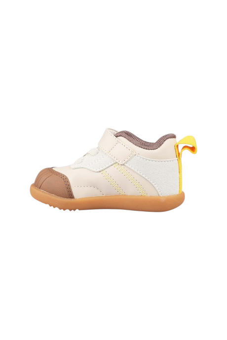 Sporline Vicco bej renkli, suni deri çocuk sneaker, cırt cırtlı tasarım ve sarı detaylı topuk kısmı.