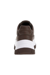 Sporline Guess kadın kahverengi sneaker ayakkabı, kalın beyaz tabanlı ve arka topuk kısmında Guess logolu tasarım.