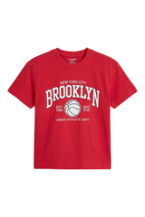 Sporline LC Waikiki kırmızı pamuklu çocuk t-shirt, ön kısmında beyaz Brooklyn baskılı ve basketbol topu desenli