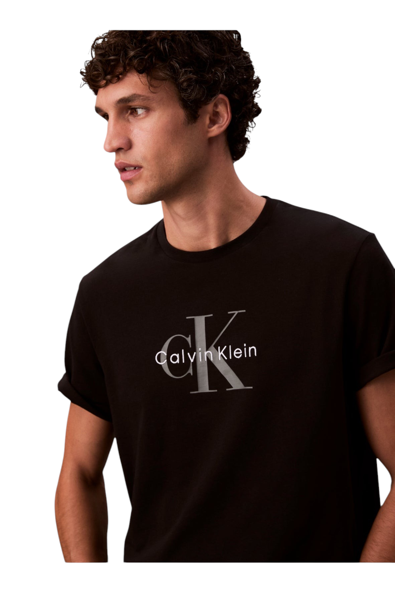 Sporline Calvin Klein siyah %100 pamuklu, comfort kesim erkek tişört giyen model