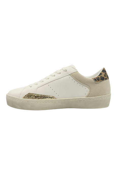 Sporline Nine West 6I beyaz kadın sneaker, yan tarafında altın simli detay ve topukta leopar desenli süet panel.