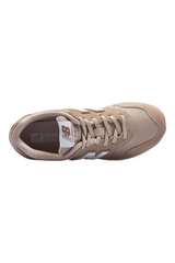Sporline New Balance ML565VTG bej ve beyaz renkli, süet ve file detaylı erkek günlük spor ayakkabı üstten görünüm