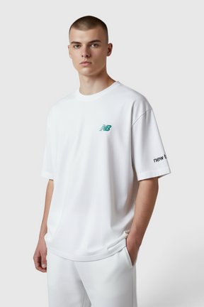 Sporline New Balance beyaz unisex regular kesim tekstil tişört, göğüs kısmında yeşil logo detayı ile
