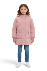 Sporline LC Waikiki mat lila renkli, kapüşonlu, polyester dolgulu çocuk montu giyen bir kız çocuğu