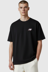 Sporline New Balance siyah renkli, %100 pamuklu, regular kesim erkek tişörtü giyen model.