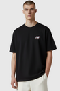 Sporline New Balance siyah renkli, %100 pamuklu, regular kesim erkek tişörtü giyen model.