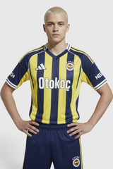 Sporline adidas sarı lacivert çubuklu erkek forma giyen kısa saçlı model