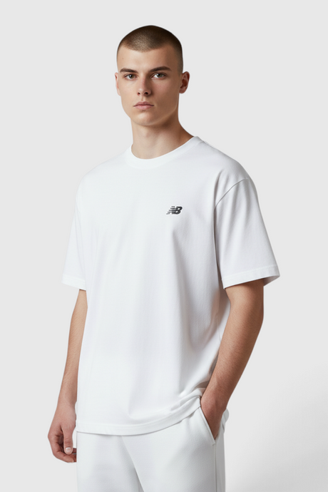 Sporline New Balance beyaz regular kesim %100 pamuklu erkek tişört giyen model