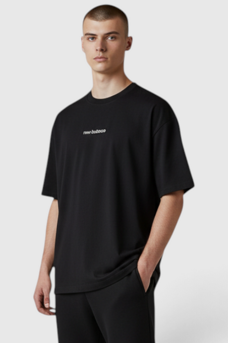 Sporline New Balance siyah renkli, pamuk-polyester karışımlı, regular kesim unisex tişört giyen erkek model
